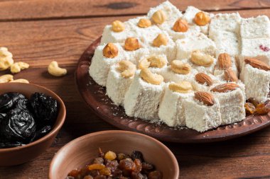 Ahşap masa ıslak zeminde Türk tatlılar