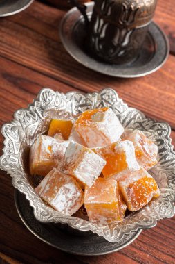 Ahşap masa ıslak zeminde Türk tatlılar