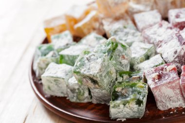 Ahşap masa ıslak zeminde Türk tatlılar