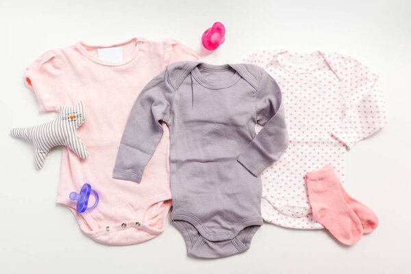 Комплект одежды и предметов для ребенка на светлом фоне
 