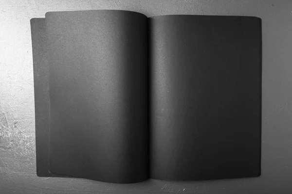 Cuaderno Abierto Con Papel Negro Sobre Mesa Negra — Foto de Stock