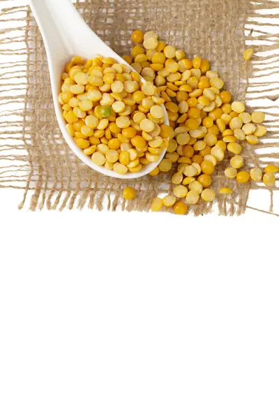 白に隔離された乾燥した黄色の分割エンドウ豆 — ストック写真