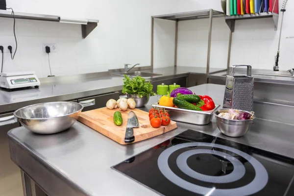 Verschiedenes Gemüse Und Geschirr Auf Einem Küchentisch Einem Restaurant — Stockfoto