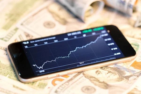 Smartphone Val Grafikon Háttér Pénz Közelkép — Stock Fotó
