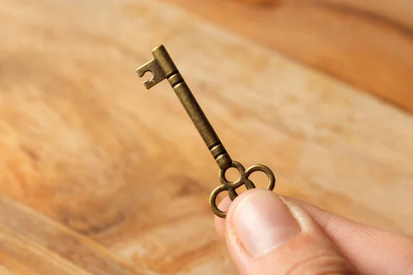 Kunci Lama Atas Meja Kayu — Stok Foto