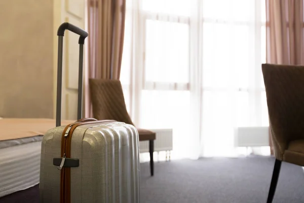 Βαλίτσα Τσάντα Αποσκευών Μοντέρνο Δωμάτιο Ξενοδοχείου — Φωτογραφία Αρχείου