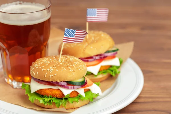 Amerikan bayrakları dekorasyon ve plaka, bira ile kupa ile hamburger yakın çekim    