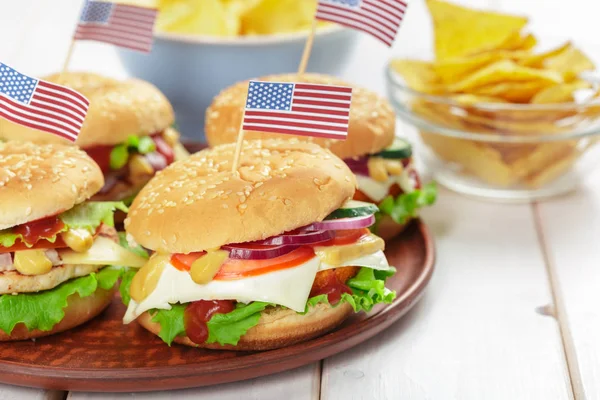 Hambúrgueres Com Bandeiras Americanas Decoração Placa Corte Madeira Close — Fotografia de Stock