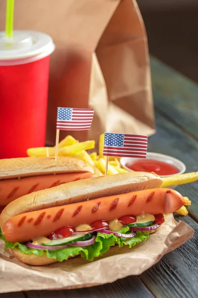 Hot Dog Sfondo Legno — Foto Stock
