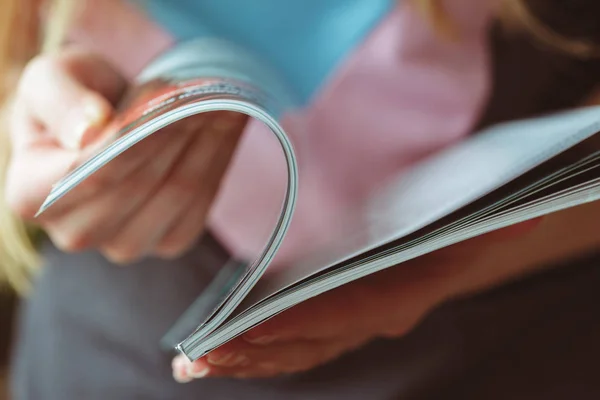 Mujer Leyendo Revista Casa —  Fotos de Stock