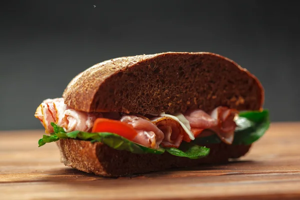 Nahaufnahme Von Sandwich Auf Holztisch — Stockfoto