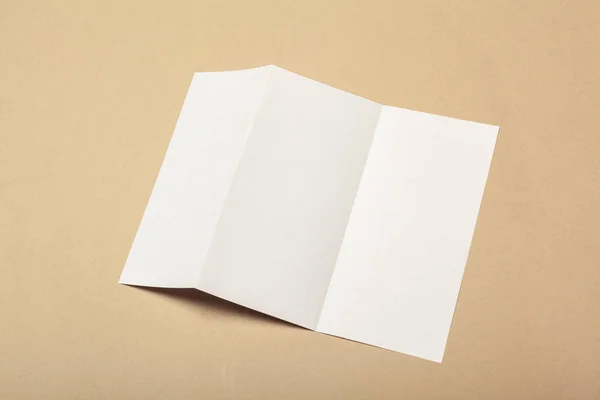 Blankt Papper Stycken För Håna Upp Beige Bakgrund — Stockfoto