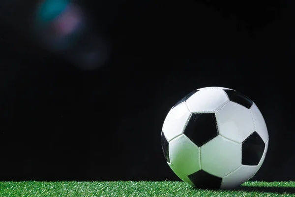 Футбольный Мяч Зеленой Траве Крупным Планом — стоковое фото