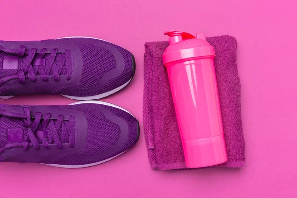 Pembe bir arka plan üzerinde pembe plastik protein shaker cup
