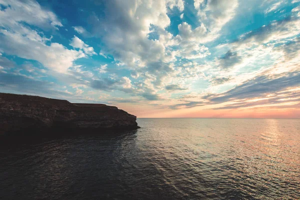 Parlak tatil hedef beach gündoğumu ve deniz kayalıklarla arka plan