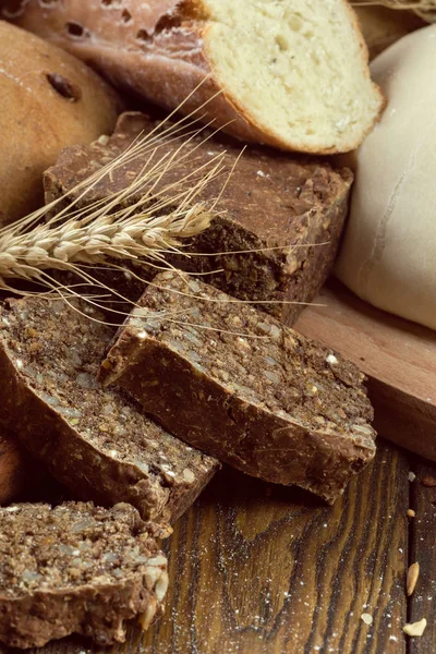 Gebackenes Brot Auf Holztischhintergrund — Stockfoto