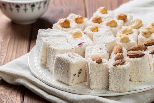 ahşap masa Türk sweets ile plaka