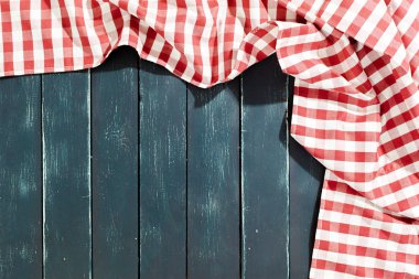 arka plan olarak renkli desenli masa örtüsü