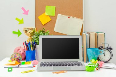 İş yerinde çeşitli renkli ileti örneği nesneler ile yaratıcı bir kişinin