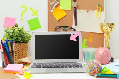 İş yerinde çeşitli renkli ileti örneği nesneler ile yaratıcı bir kişinin