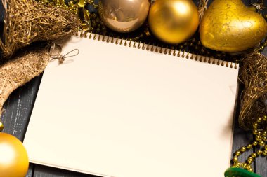 Tebrik kartı yılbaşı süsleriyle süslenir. 