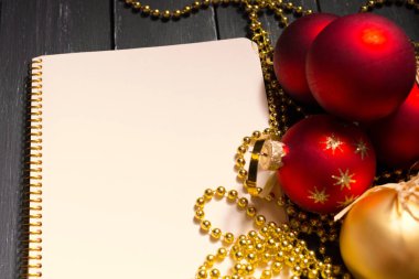 Tebrik kartı yılbaşı süsleriyle süslenir. 