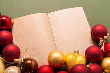 Tebrik kartı yılbaşı süsleriyle süslenir. 