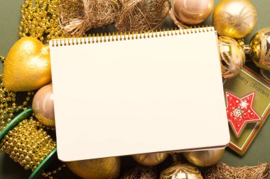 Tebrik kartı yılbaşı süsleriyle süslenir. 