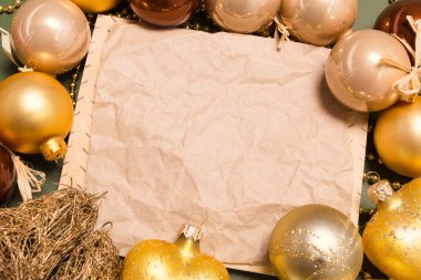 Tebrik kartı yılbaşı süsleriyle süslenir. 