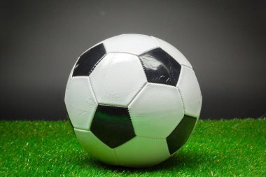 Yeşil sahada futbol topu