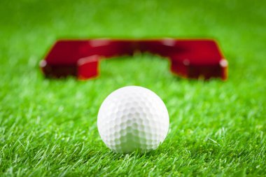 Mini golf ekipmanları arka plan üzerinde Kapat