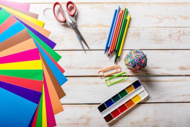 Okuldan araçları. bir ahşap zemin üzerinde.