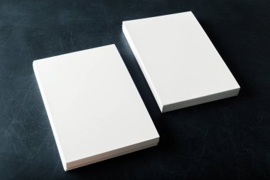 yığında yedeklenmiş kağıt boş kartvizit