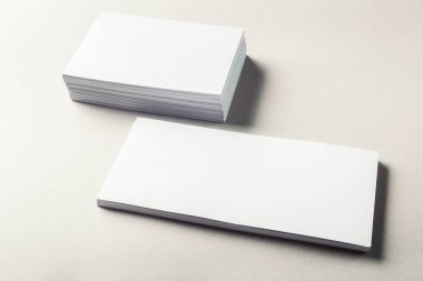 tarjetas en blanco sobre fondo gris