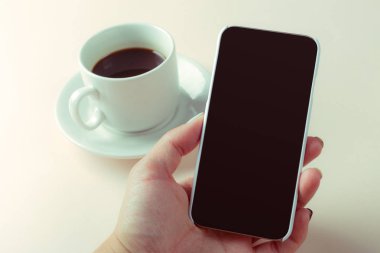 Smartphone ve kahve masada