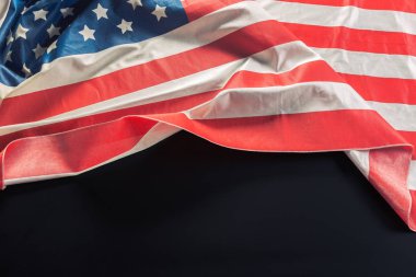 Koyu arka plan üzerinde Amerikan bayrağı
