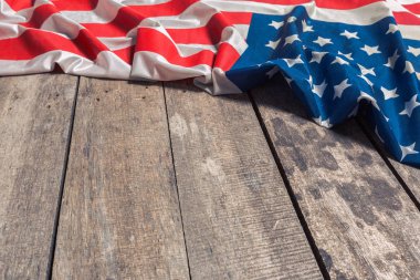 Bir Amerikan bayrağı yalan bir yaşlı üzerinde yıpranmış rustik ahşap arka plan