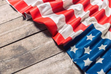 Bir Amerikan bayrağı yalan bir yaşlı üzerinde yıpranmış rustik ahşap arka plan