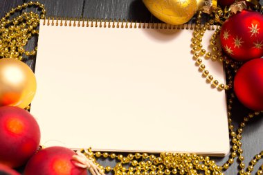 Tebrik kartı yılbaşı süsleriyle süslenir. 