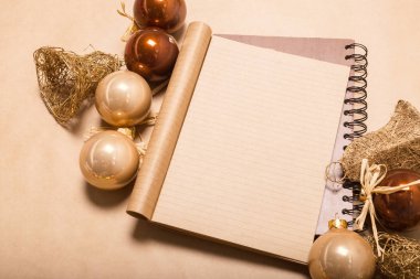 Tebrik kartı yılbaşı süsleriyle süslenir. 