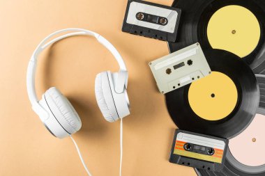 Vinil kayıt bej renkli bir arka plan üzerinde