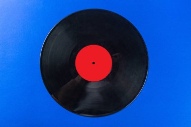 Retro vinil kayıt üzerinde mavi arka plan