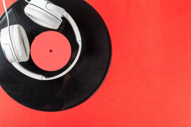  kırmızı bir arka plan üzerinde kayıt