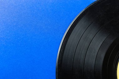 Retro vinil kayıt üzerinde mavi arka plan
