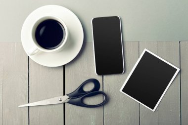 ahşap masa üzerinde kahve yanında Smartphone.