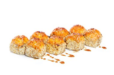 Beyaz arka plan üzerinde izole taze malzemelerle suşi roll