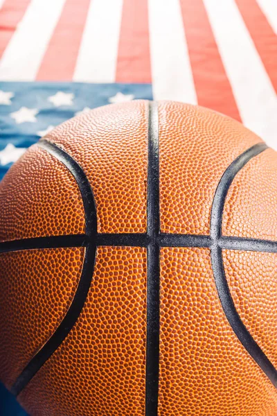 Basket Ball Sur Drapeau Américain — Photo