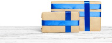 Beyaz arka plan üzerinde izole hediye kutuları yığını