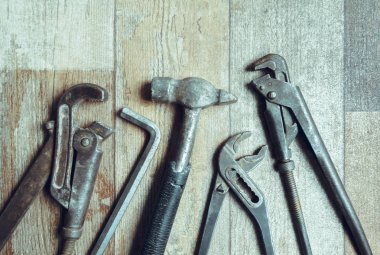 Ahşap kırsal arka plan üzerinde çalışan araçlar. en üstteki görünüm