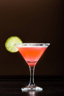 Taze lezzetli kırmızı kokteyl 